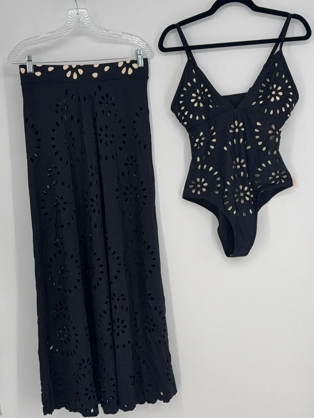 Women's One-Piece Swimsuit with Hollow Petal V-Neck and Skirt L new